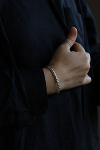 TRADITIONAL SILVER TWIST BANGLE｜SOFT / TIGHT TWIST